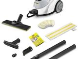 gros plan d'un aspirateur et de produits de nettoyage sur fond blanc