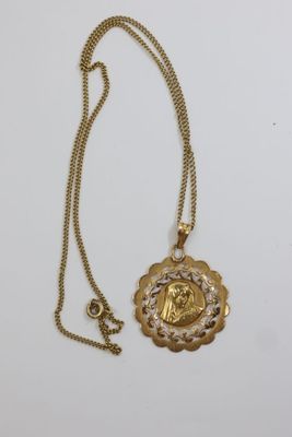 un collier plaqué or avec un médaillon représentant Jésus, monté sur une chaîne