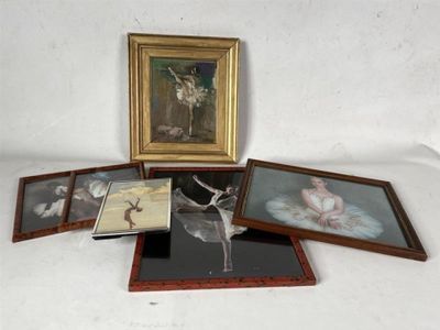 quatre photos encadrées représentant une ballerine et d'autres tableaux posés sur une surface blanche
