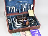 une valise contenant divers outils
