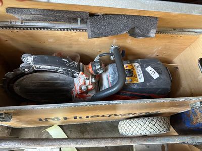 une boîte pleine d'outils posée sur une table
