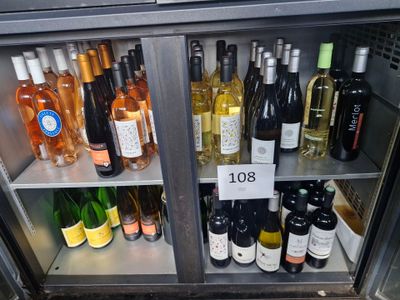 de nombreuses bouteilles de vin sur les étagères du réfrigérateur