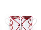 une paire de tasses rouges et blanches empilées l'une sur l'autre