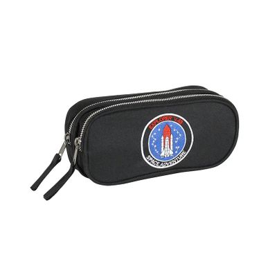 un gros plan sur une trousse noire ornée d'une navette spatiale