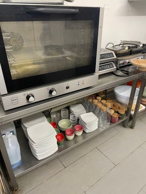 un micro-ondes posé sur une table dans une cuisine