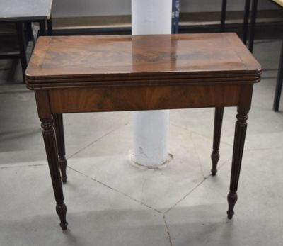 une petite table en bois sur laquelle se trouve un vase
