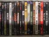 beaucoup de DVD empilés sur une étagère