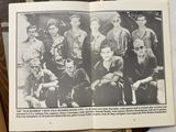 une vieille photo tirée d'un livre, sur laquelle on voit un groupe d'hommes posant pour une photo