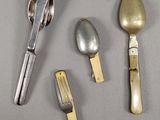 trois cuillères, une fourchette et un couteau sur une table