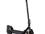une image représentant un scooter noir avec ses roues, sur fond blanc