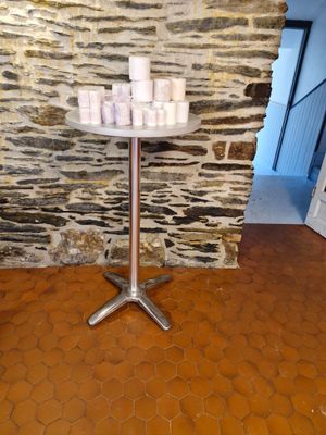 Table haute ovale en métal et PVC et une carrée. On y joint …