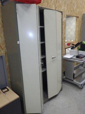 une grande armoire blanche dans un coin de la pièce