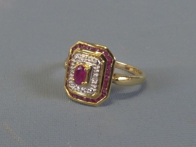 Bague en or 18 carats 750 millièmes, le centre de forme octogonal...