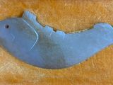 un objet en forme d'oiseau bleu posé sur une surface en bois