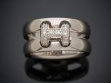 une image d'une bague en diamant sur laquelle figure la lettre h