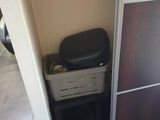 une poubelle dans un coin d'une petite pièce