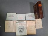plusieurs livres sont empilés sur une table