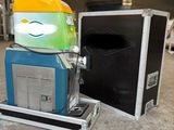 une petite machine posée à côté d'une boîte
