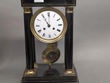 une horloge noire et or posée sur une table