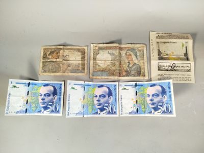 Plusieurs billets de banque différents sont disposés sur une table