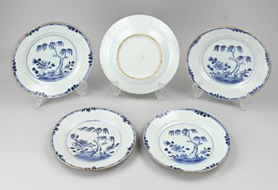 six assiettes bleues et blanches ornées de fleurs et de feuilles
