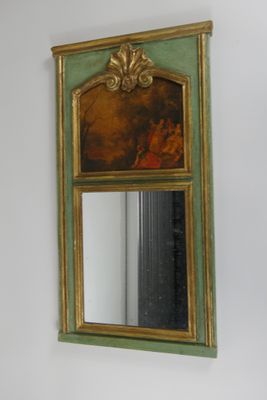 un miroir accroché au mur au-dessus d'un lavabo