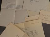 quelques vieilles lettres et enveloppes posées sur une table