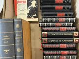les livres sont empilés dans une boîte en carton