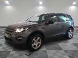 La Land Rover grise est garée dans une grande pièce au sol carrelé en damier.