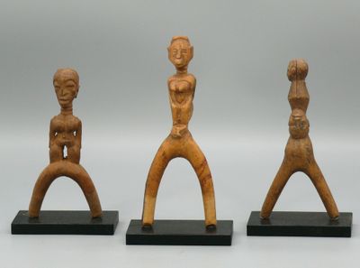 Trois lance-pierres en bois dur à patine naturelle à figure …