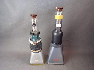 deux bouteilles posées l'une à côté de l'autre sur une table