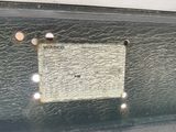 un bout de papier au dos d'une valise