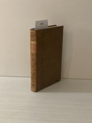un livre marron contenant une carte, posé sur une table