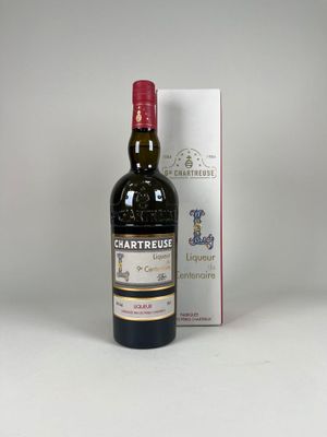 une bouteille de vin à côté d'une boîte