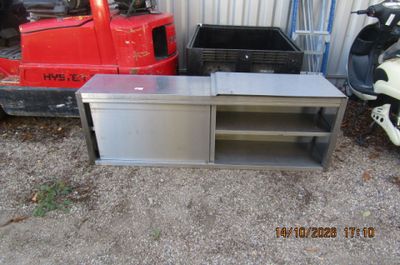 une table en métal qui se trouve à côté d'un camion rouge