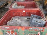 Plusieurs caisses en bois sont empilées dans un local de stockage