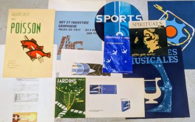 de nombreux types d'affiches différents par terre