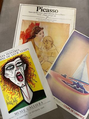 trois livres posés sur une table