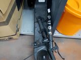 un scooter posé par terre à côté d'un carton