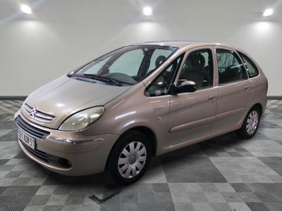 la photo d'une voiture beige garée dans un garage