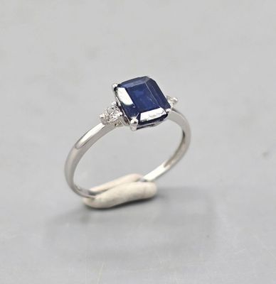 Bague en or blanc 750°° sertie d'un saphir taille baguette é…