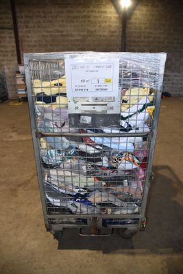 un chariot en métal contenant tout un tas de chaussures