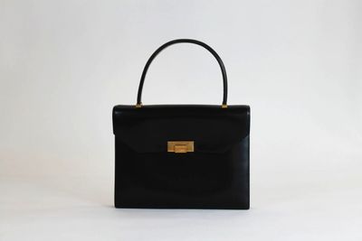 un sac à main noir sur fond blanc
