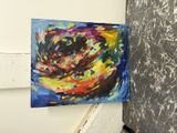 peinture représentant un tourbillon coloré sur un mur, à côté d'un autre mur