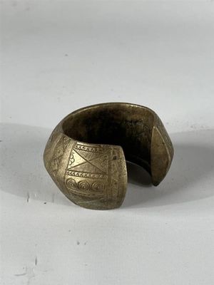 gros plan d'un objet métallique sur une surface blanche