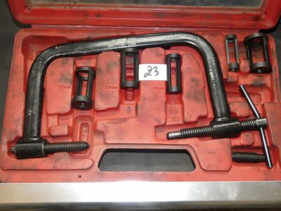 un jeu d'outils rangé dans une mallette rouge posée sur une table