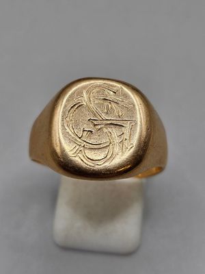une bague en or sur laquelle est gravée l'image d'une femme
