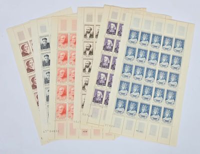 quatre timbres différents, de couleurs et de tailles variées, sur un fond blanc