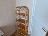 une étagère en osier dans un coin de la pièce