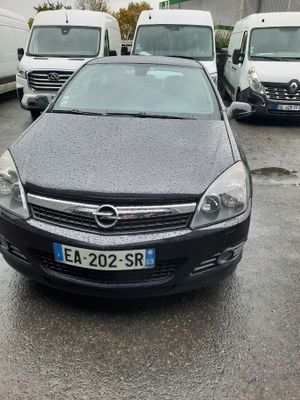 des voitures garées sur un parking devant une camionnette blanche